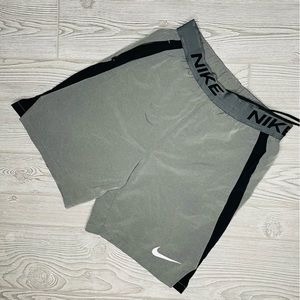 Nike dry fit grey shorts with pockets grey / black small work out lounge running